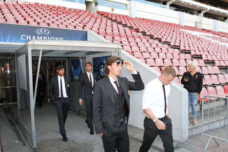 Riccardo Montolivo en Ignazio Abate betreden het Philips Stadion.