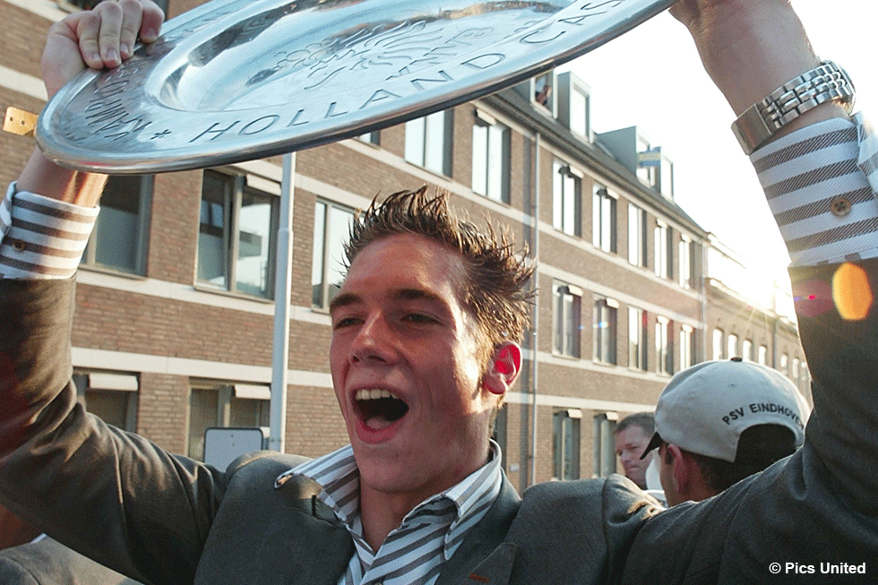 De schaal van 2003 in handen van doelman Yves Lenaerts | &copy; Pics United