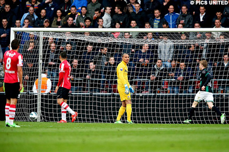 Door twee treffers van De Leeuw komt FC Groningen na rust nog terug tot 5-2.