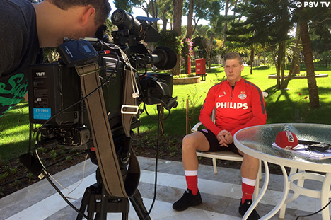 Jordy de Wijs wordt op locatie ge&iuml;nterviewd door PSV TV.
