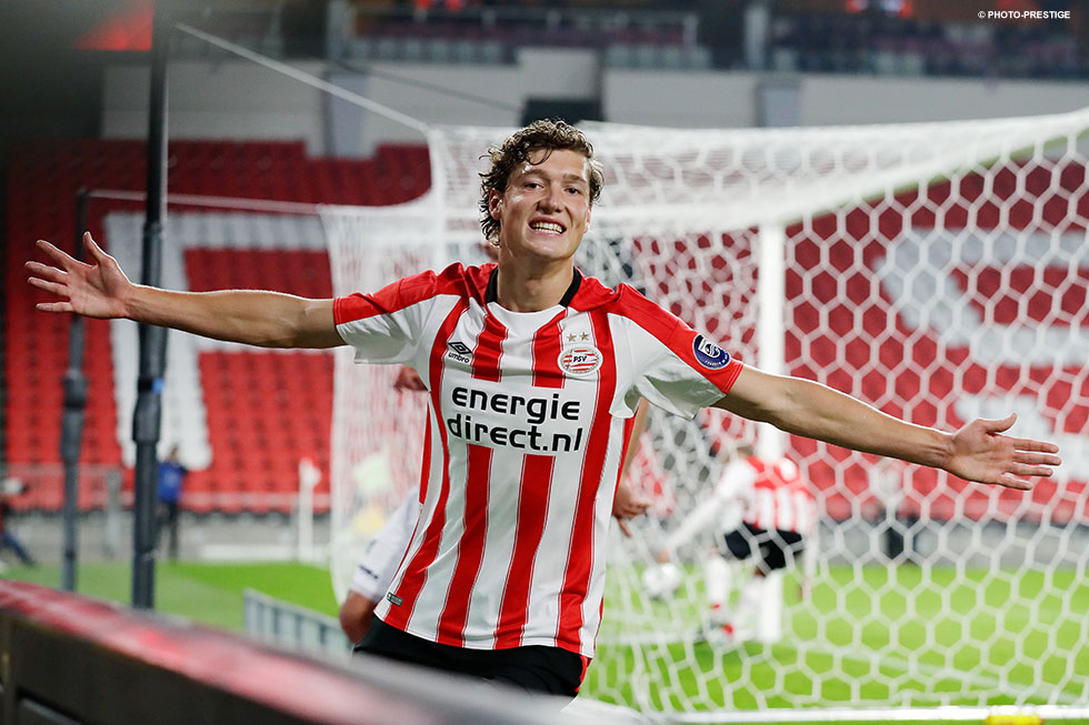 Sam Lammers juicht na een doelpunt voor Jong PSV in de Jupiler League