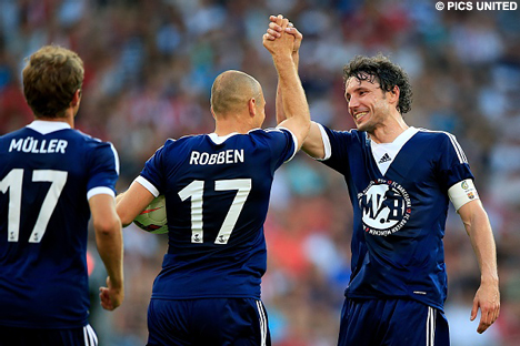 Vreugde bij Mark van Bommel na de treffer van Arjen Robben.