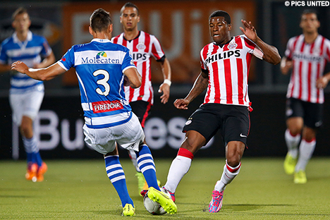 Aanvoerder Georginio Wijnaldum in een duel om de bal.