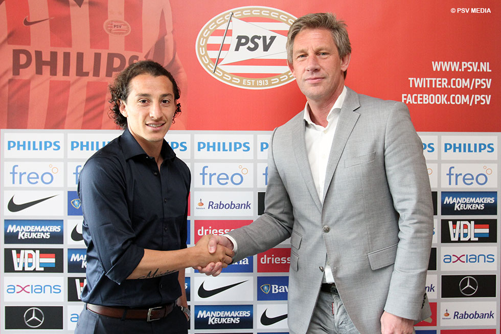 Felicitaties van Marcel Brands voor Andrés Guardado na de contractondertekenring | © PSV Media