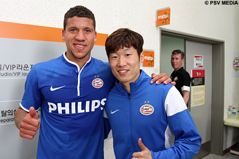 Jeffrey Bruma op de foto met de held van deze week.