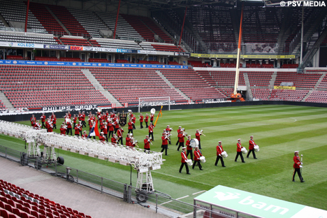 De Philips harmonie was vrijdag voor even terug in het Philips Stadion.
