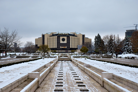 Een blik op het nationale paleis van cultuur.