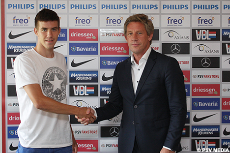 Marcel Brands heet Andrija Lukovic welkom bij PSV.