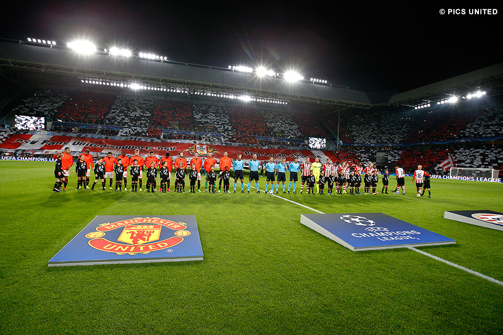 De beide teams voor de aftrap van deze UEFA Champions League-wedstrijd | © Pics United