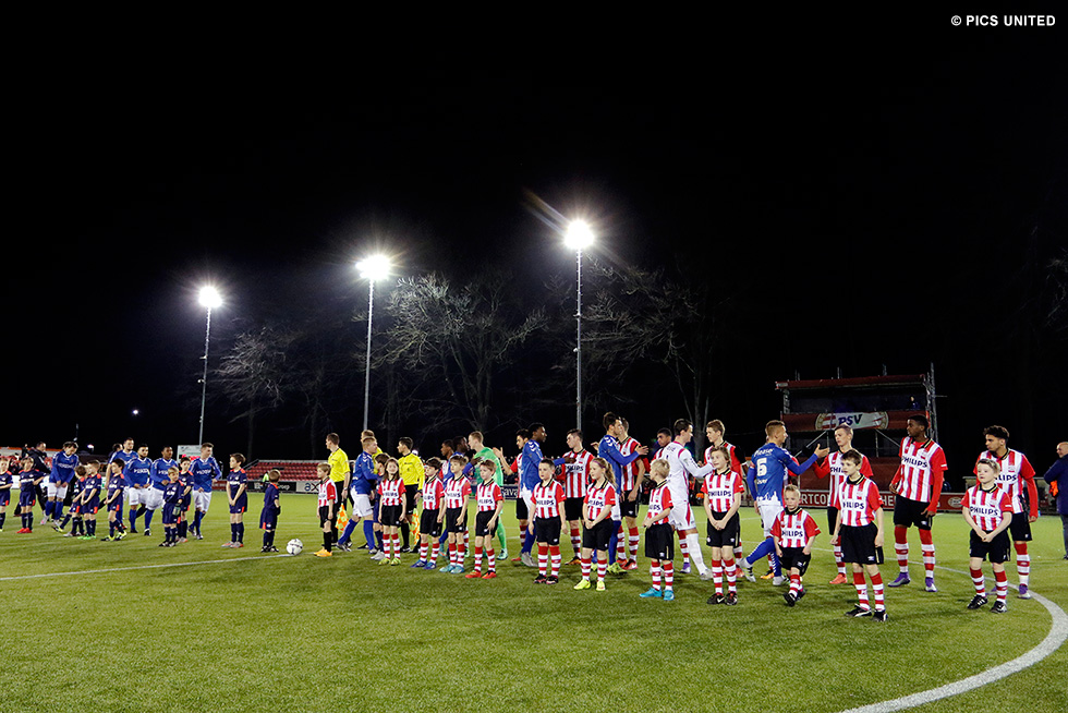 De teams van Jong PSV en Helmond Sport vlak voor de aftrap op De Herdgang | © Pics United