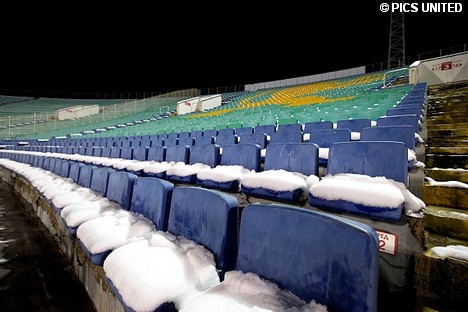Sneeuw op de stoeltjes van het Vasil Levski National Stadium.