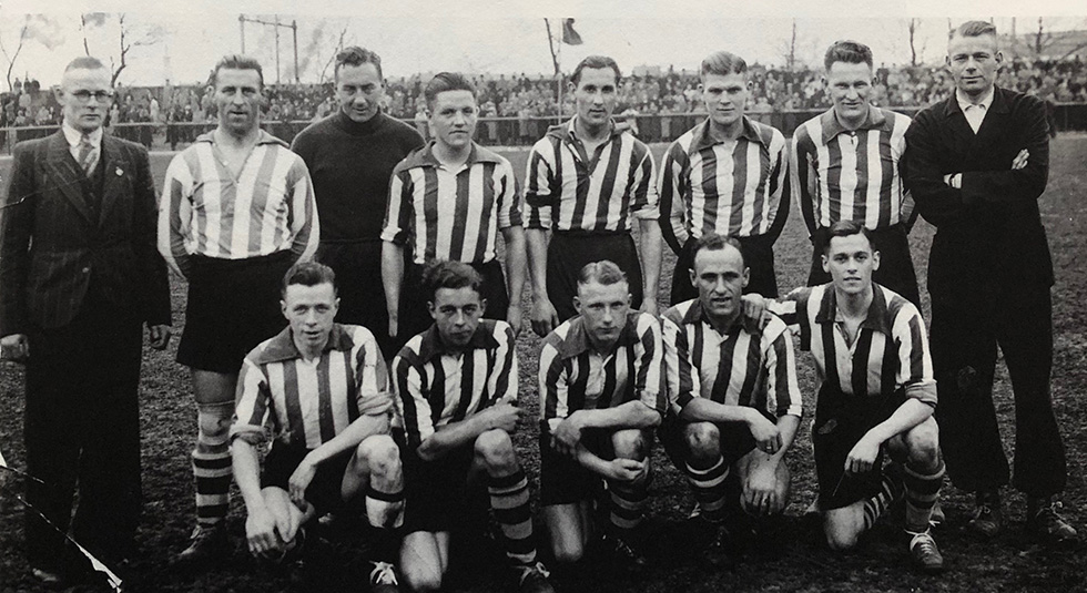 Het PSV-elftal van 1941 met in het midden knielend Berend Scholtens van PSV | Foto uit Voor Rood-Wit gezongen