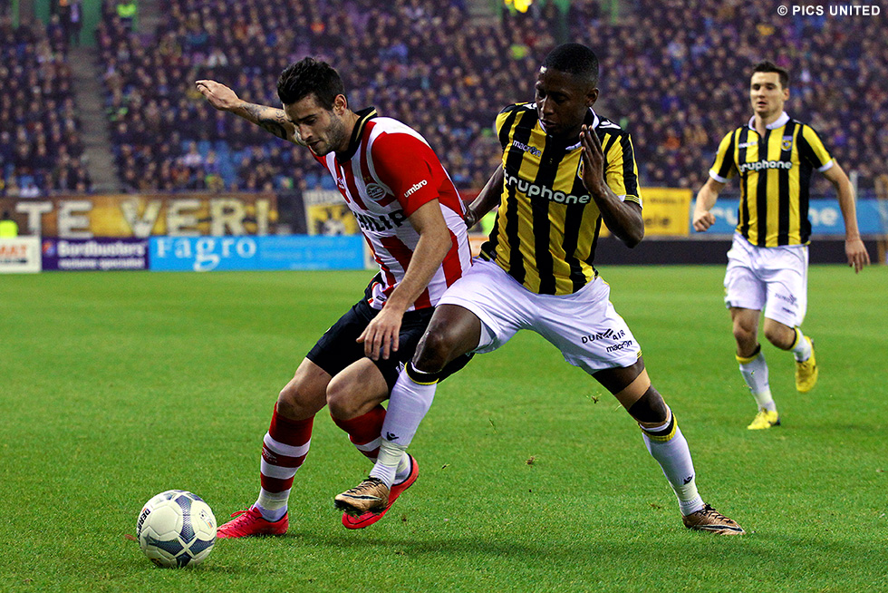 Gastón Pereiro in duel met Kelvin Leerdam, die de Uruguayaan aan het shirt trekt | © Pics United