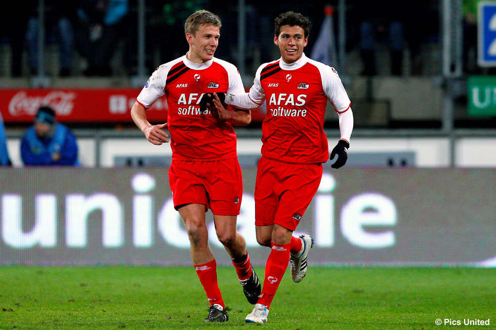 Pontus Wernbloom en zijn voormalig ploeggenoot Héctor Moreno vieren een Alkmaarse treffer | © Pics United