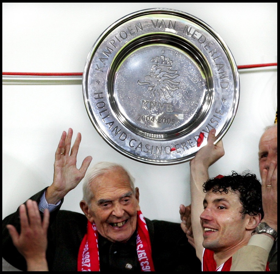 Het moment dat aanvoerder Mark van Bommel de schaal aan Frits Philips overhandigt