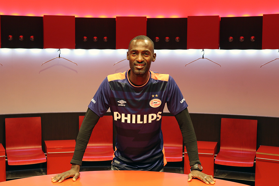 Kebba van Saweneh, trainer van de Gambiaanse voetbalclub, bezoekt de kleedkamer van PSV