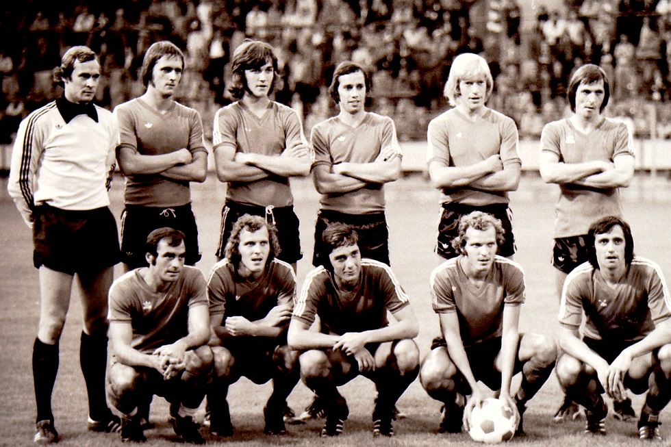 Edström (staand, derde van links) en Van der Kuijlen (rechtsonder gehurkt) speelden samen in één van de beste PSV-elftallen aller tijden