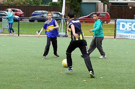 Op en rond het Cruyff Court kwamen teams van zes basisscholen in actie.
