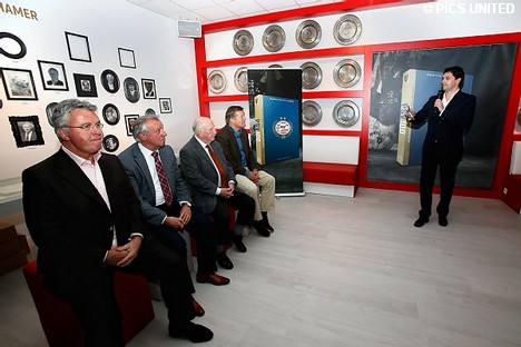 De boekpresentatie vond plaats in de trofee&euml;nkamer van het PSV Museum.