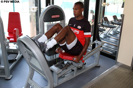 Marcelo neemt plaats op &eacute;&eacute;n van de apparaten met gewichten.