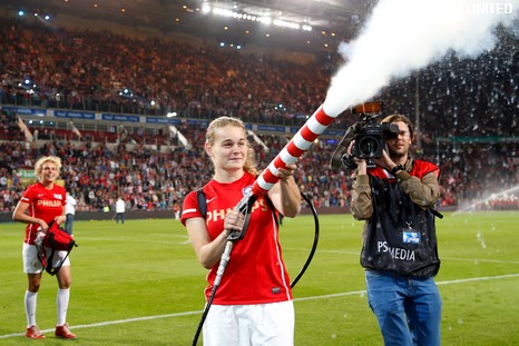 Dames PSV/FC Eindhoven schieten t-shirts het publiek in.
