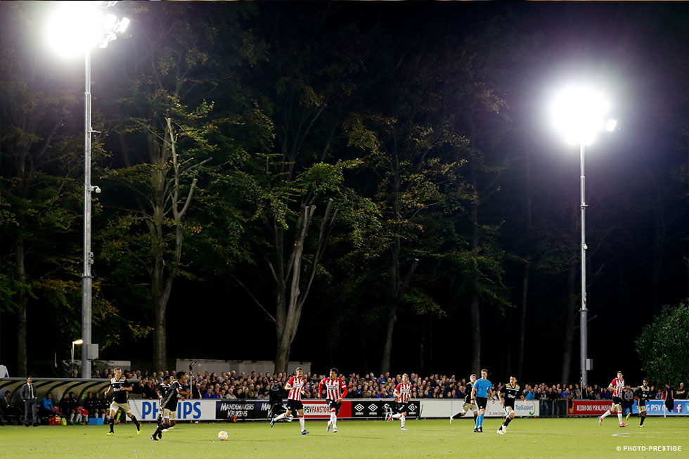 Voetbalsfeer op De Herdgang: 1900 toeschouwers bij Jong PSV - Jong Ajax
