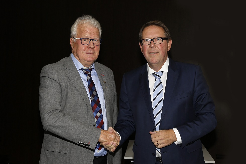 Tiny Schriks (links) is woensdag benoemd tot Lid van Verdienste