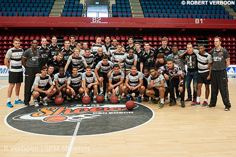 Na afloop beide teams gezamenlijk op de foto, kijk hieronder naar de beelden.