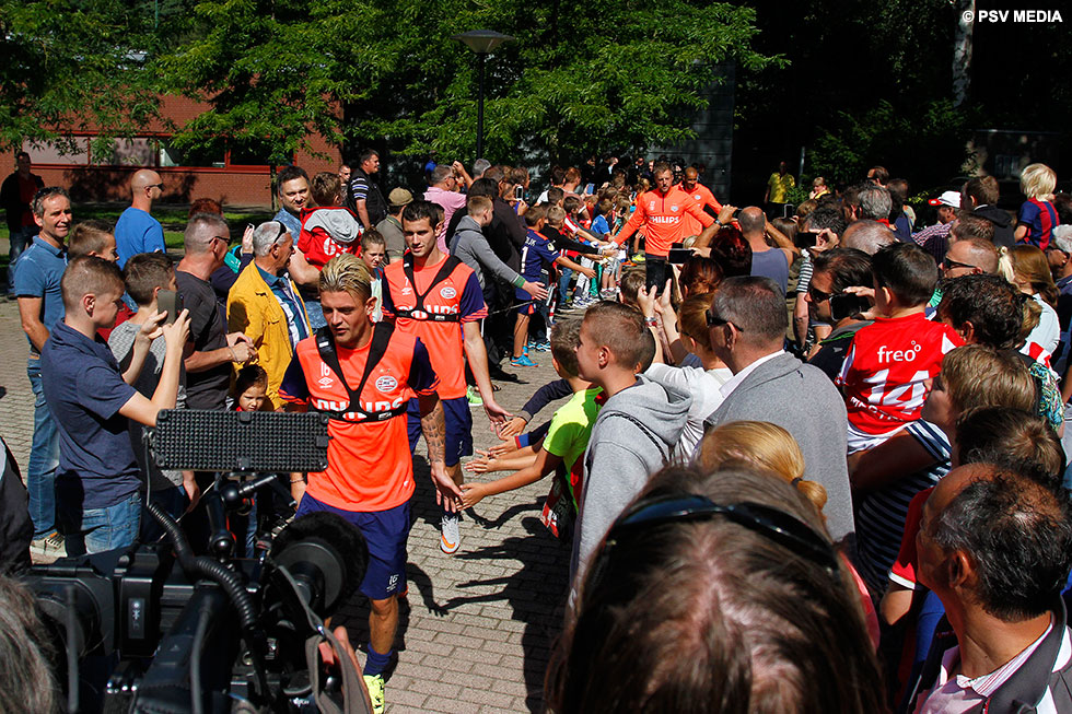 Drukte vrijdagochtend op De Herdgang bij de terugkeer van Andrés Guardado | © PSV Media