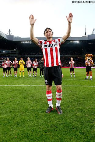 Een kippenvelmoment in het Philips Stadion voor de aanvoerder.