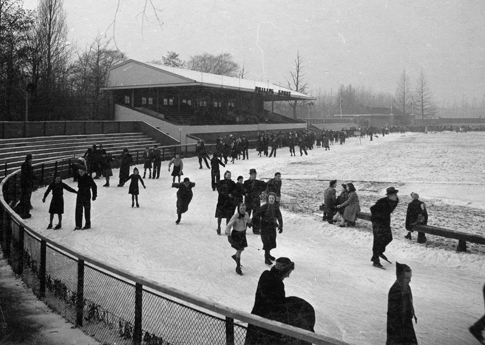 In de winter van 1942 verandert het Philips Sportpark, waar het huidige stadion nog altijd staat, in een schaatsbaan | © Philips Company Archives