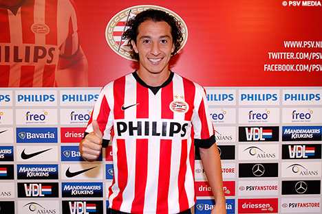 De 27-jarige Mexicaan wordt voor één seizoen van Valencia gehuurd.