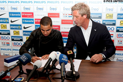 Een mooi moment voor Maher en PSV: hij is officieel PSV’er.