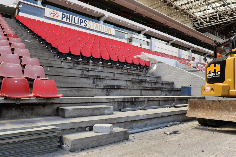 De nieuwe dug-outs worden in de zuidtribune gebouwd, Seizoen Club Cardhouders die hier hinder van ondervinden zijn op de hoogte gebracht