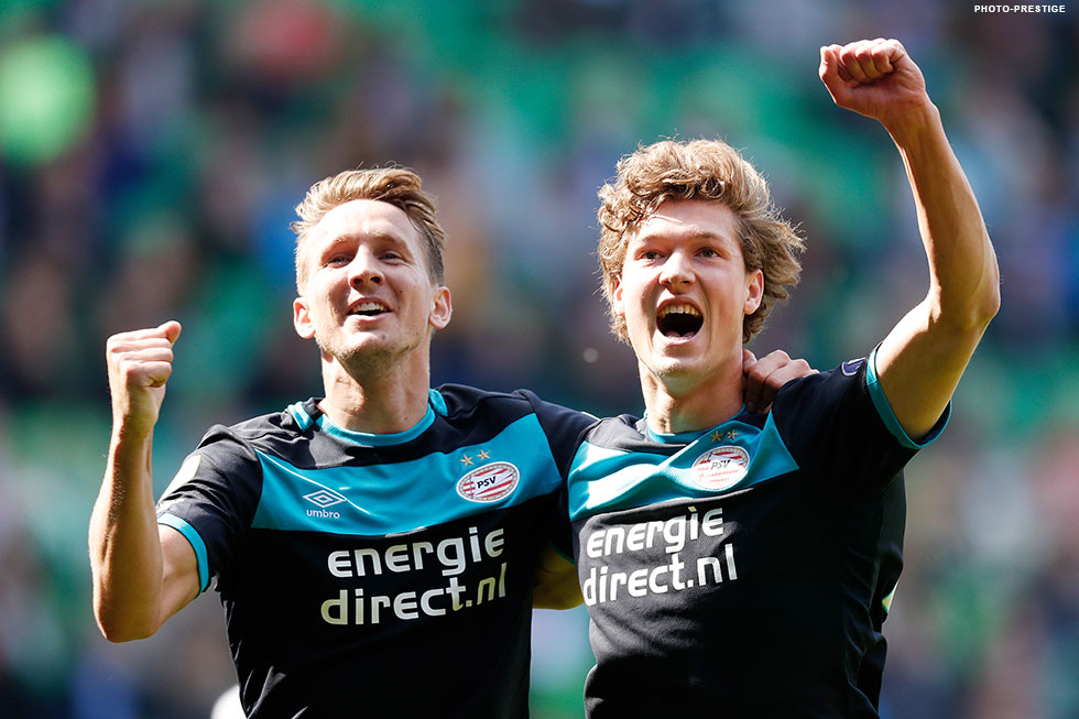 Lammers viert de 1-1 tegen FC Groningen, zijn eerste voor PSV, met Luuk de Jong