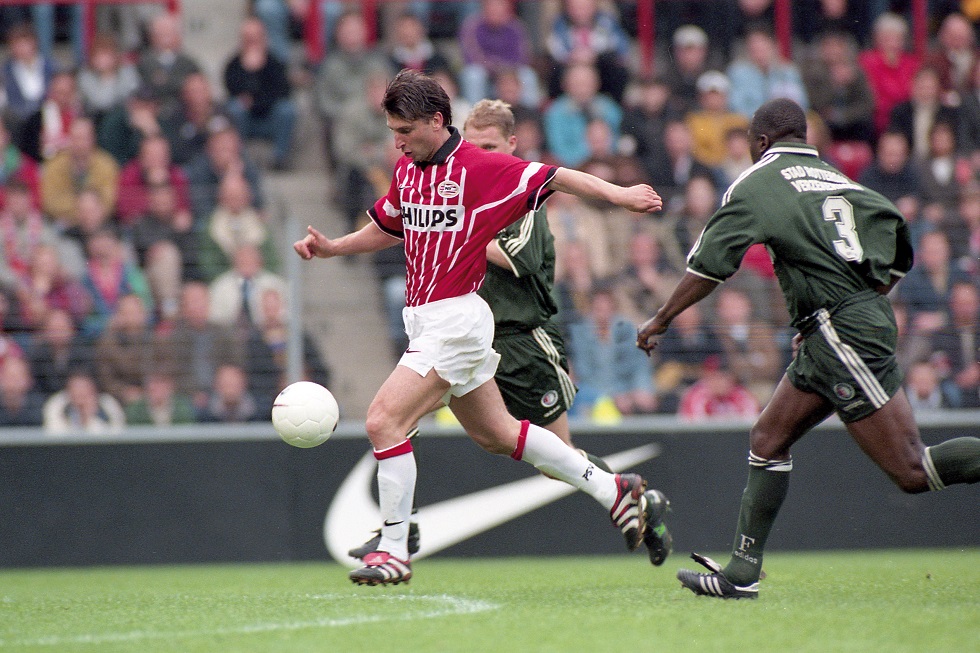 Luc Nilis aan de bal tijdens de 3-3 tussen PSV en Feyenoord in 1998