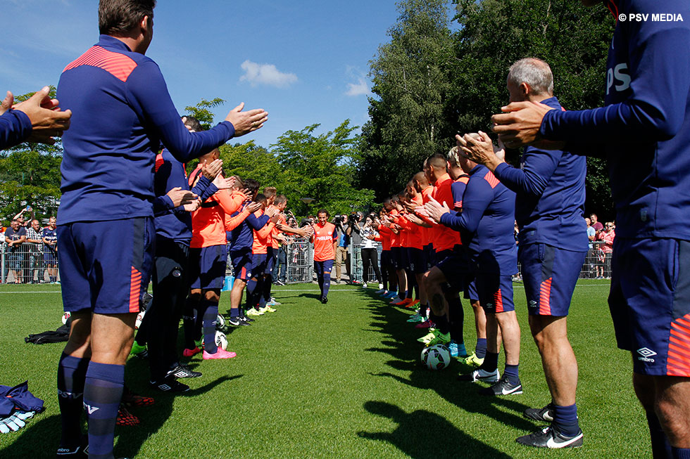 Andrés Guardado zelf werd zichtbaar verrast door zijn medespelers | © PSV Media
