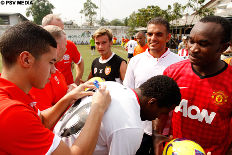 Zakaria Bakkali zet desgevraagd zijn handtekening op dit shirt.