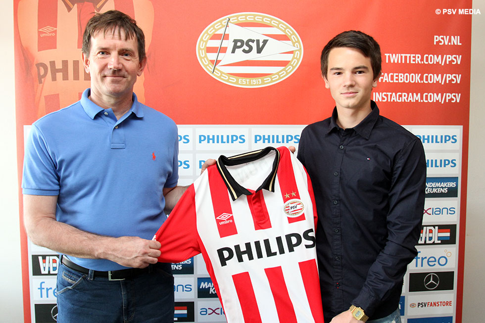 Bertalan Kun en een trotse vader met het nieuwe Umbro thuisshirt, vlak na de ondertekening | © PSV Media