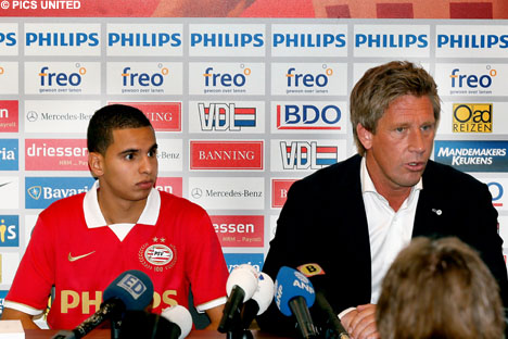 Daarna deed Maher zijn jas uit en toonde hij zijn nieuwe shirt.