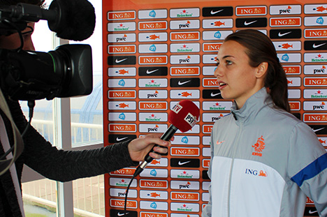 Maran van Erp voor de camera van PSV TV.