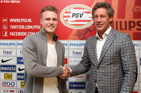 Marcel Brands schudt jeugdinternational Hiljemark de hand.