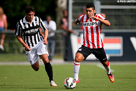 Zakaria Bakkali voor Jong PSV in het duel met Achilles '29.
