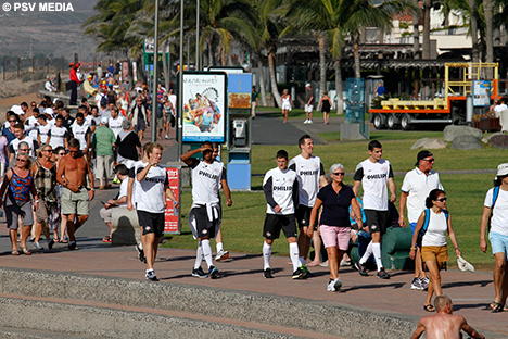 De spelers op de Boulevard van Maspalomas op weg naar het strand.