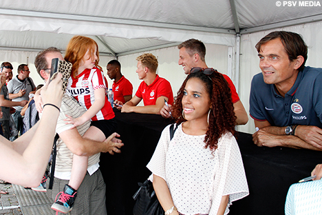 Hoofdcoach Phillip Cocu op de foto met deze vrouwlijke supporter.