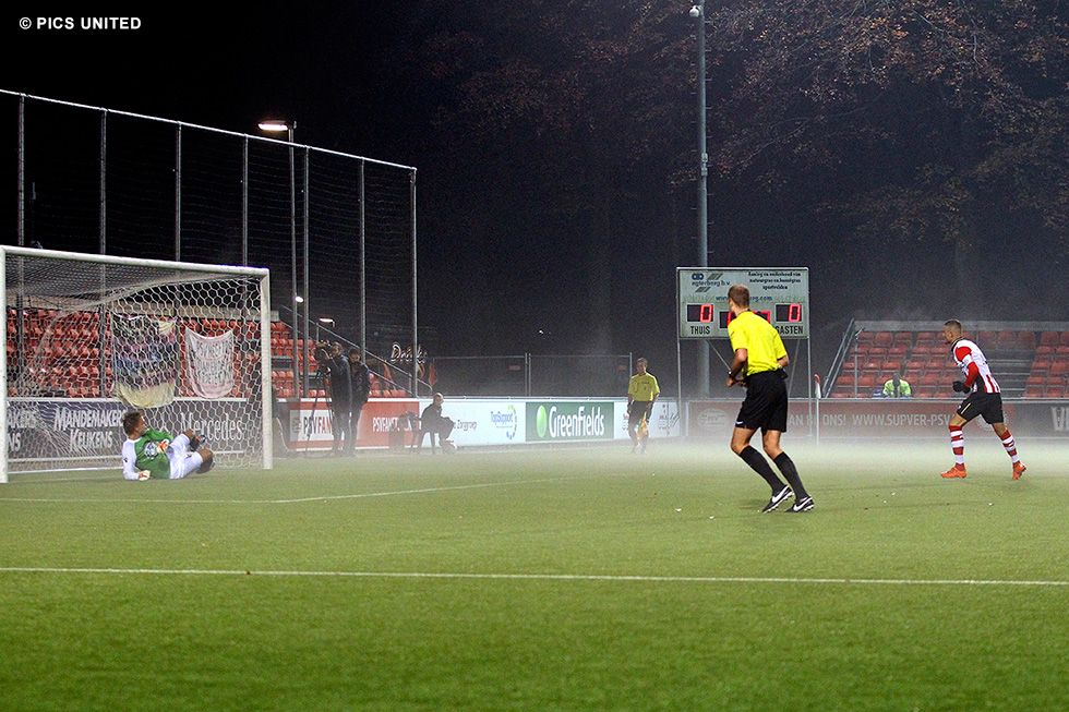 Jong PSV kwam op een 1-0 voorsprong via een benutte strafschop van Rai Vloet | © Pics United