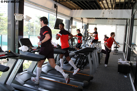 Langs het spinnen liepen Ernest Faber en Goerginio Wijnaldum op de loopband.