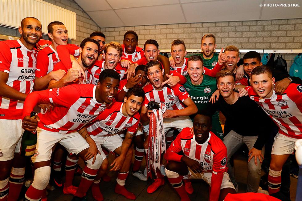 Vreugde in de kleedkamer van Jong PSV na winst van de periodetitel | © Photo-Prestige