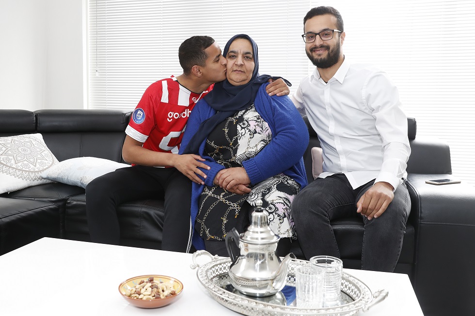 Mohamed Ihattaren met moeder Saffia en broer Youssef