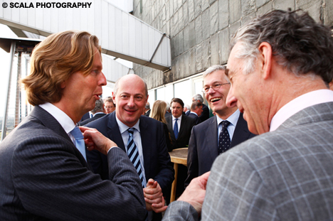 Jan de Jong (NOS), onder meer met Henk Kivits en Frans van Houten.